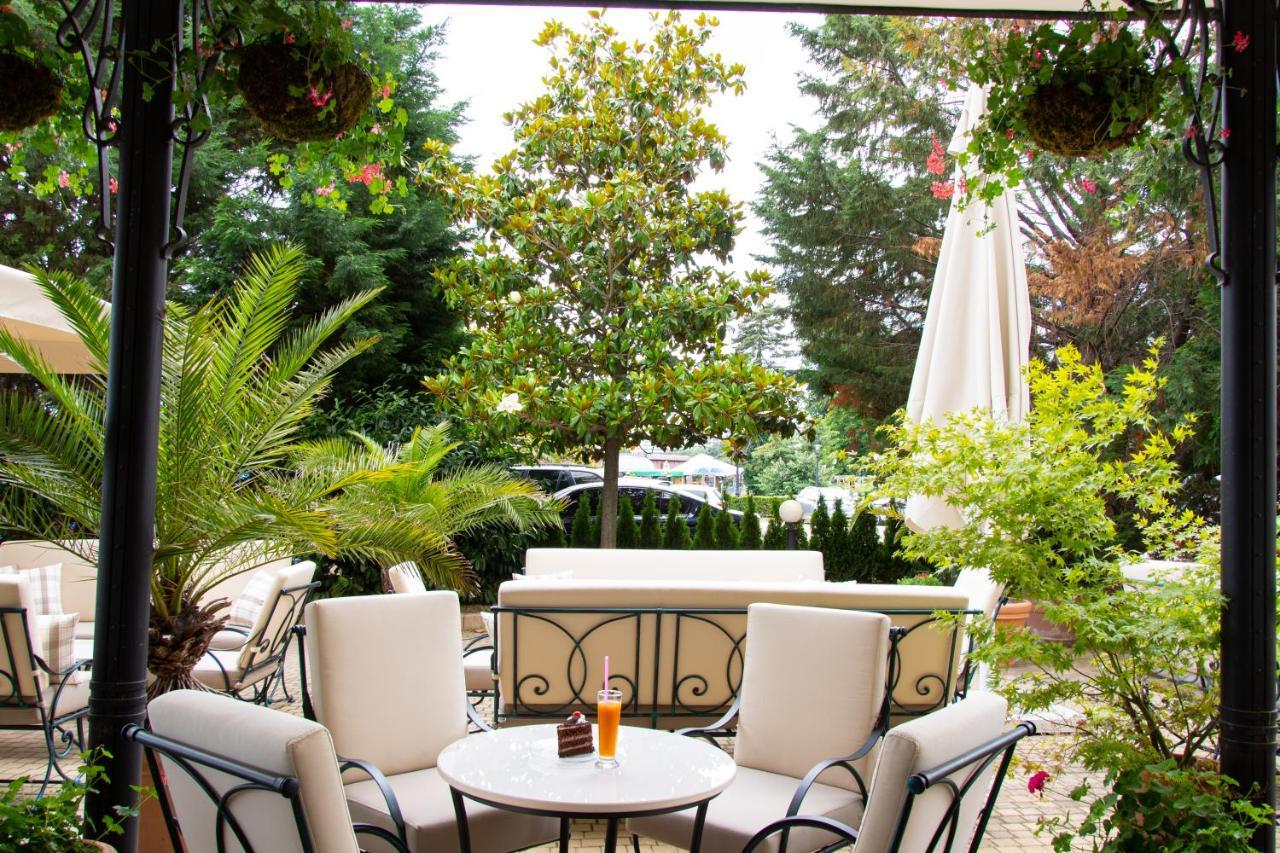 Admiral Hotel Golden Sands Exterior photo The hotel's garden