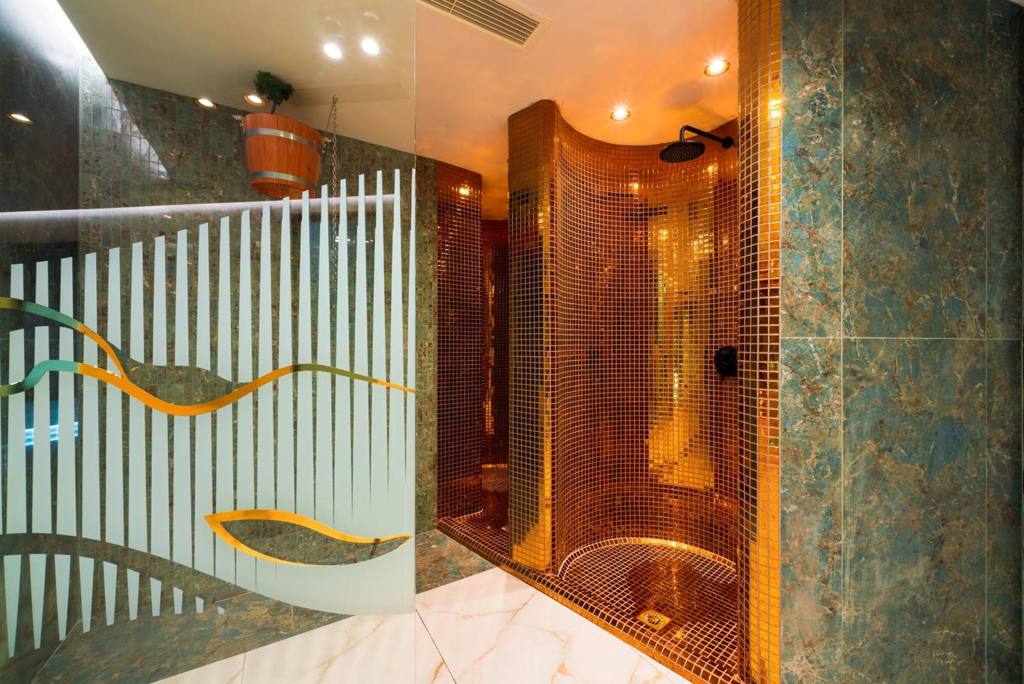Admiral Hotel Golden Sands Exterior photo A shower