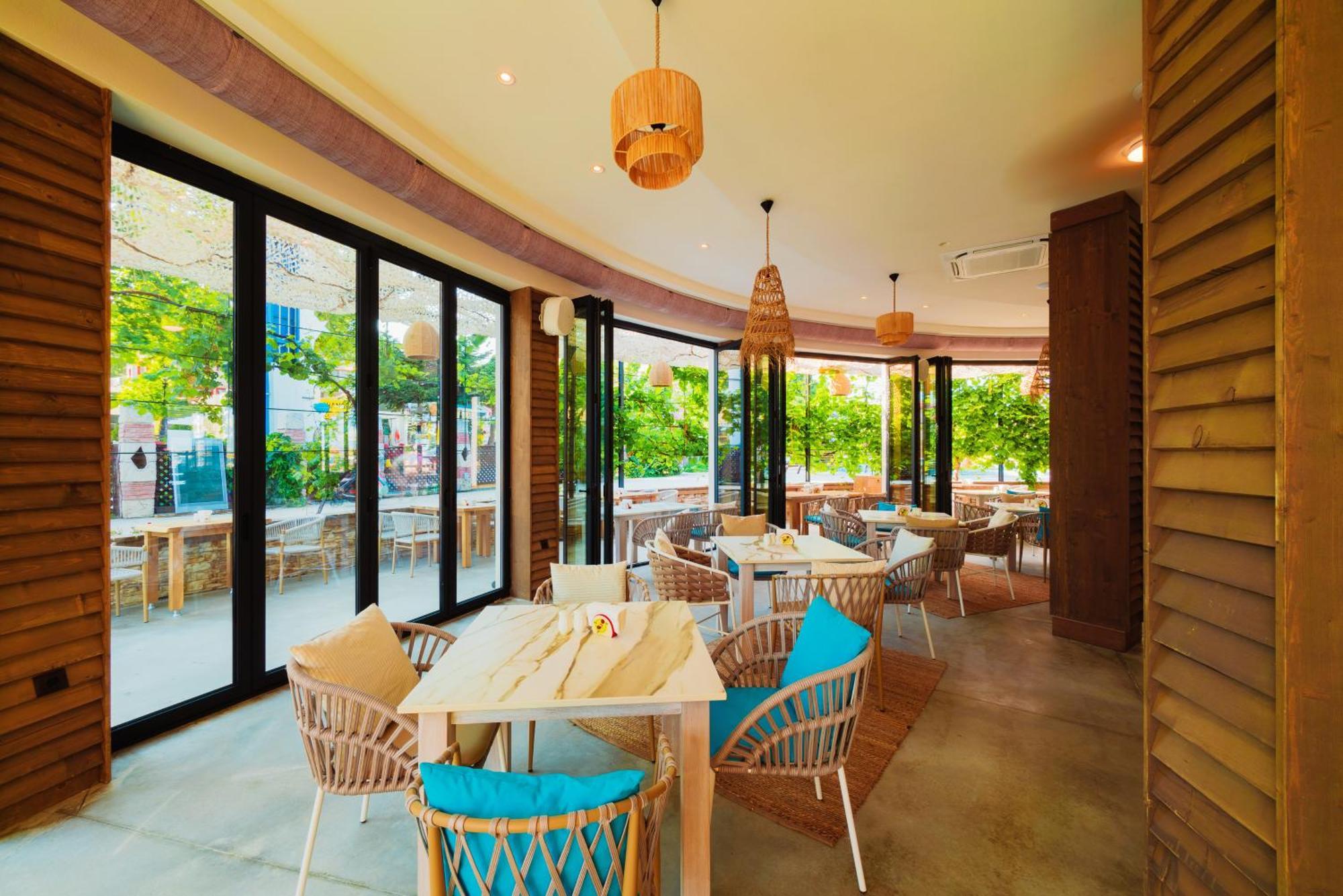 Admiral Hotel Golden Sands Exterior photo The interior of the restaurant