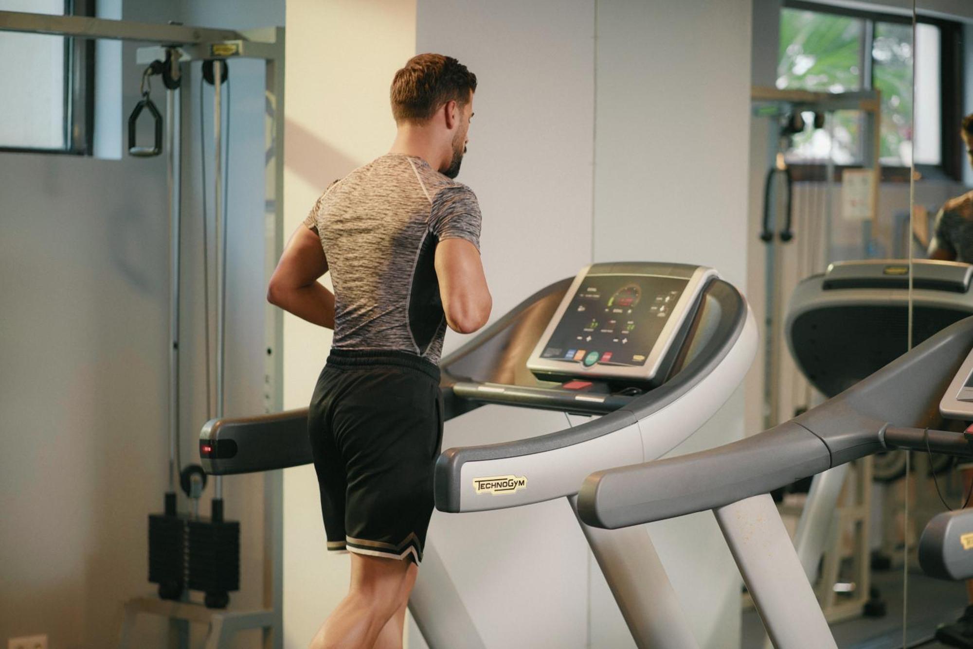 Admiral Hotel Golden Sands Exterior photo A man on a treadmill