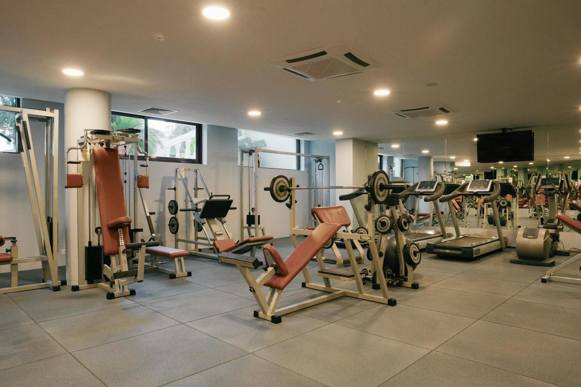 Admiral Hotel Golden Sands Exterior photo The gym at the hotel