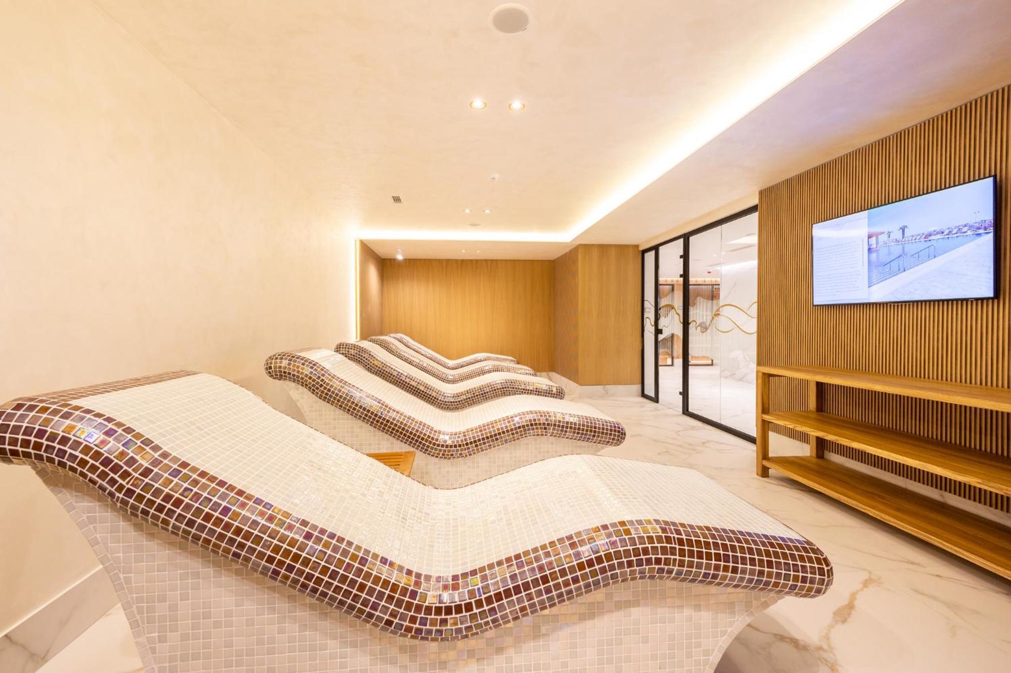 Admiral Hotel Golden Sands Exterior photo The spa at The Dorchester